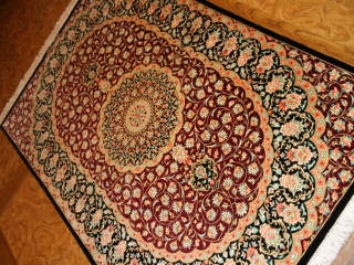 赤い玄関マットクムの手織りペルシャシルク50065