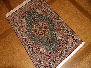 グリーン色の手織りシルク玄関マットペルシャ56075