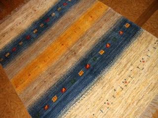 手織りペルシャギャッベの明るい色彩ソファー前ラグ19210