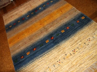 手織りペルシャギャッベの明るい色彩ソファー前ラグ19210