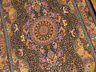 有名工房のジャムシディーセンターラグ、ペルシャ絨毯クムシルク60027