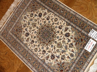 カシャーンシルク伝統的なペルシャ絨毯色彩57002