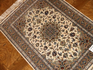 カシャーンシルク伝統的なペルシャ絨毯色彩57002