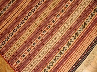 細かいキリムのデザインカラート産地ウール30476