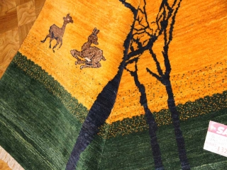 おしゃれ手織りペルシャギャッベソファー前のオレンジ色18105