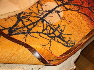 おしゃれ手織りペルシャギャッベソファー前のオレンジ色18105