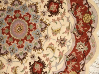 丸い手織りペルシャ絨毯タブリーズ産地メダリオン22203