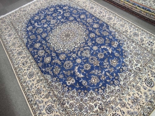 ペルシャ絨毯手織り本物保証ナイン産4LA綺麗なブルー、サイズ:230×140cm ペルシャ絨毯 ナイン産 ウール 148x244cm 手織りラグ