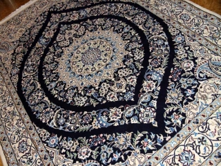ペルシャ絨毯ナイン、シックな紺の色彩ラグサイズ30808