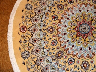 ペルシャ手織り絨毯の丸い形シルクとウールイェロー色188457