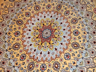 ペルシャ手織り絨毯の丸い形シルクとウールイェロー色188457