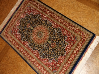 とっても綺麗なネイビーブルー色のシルク玄関マットペルシャ56071