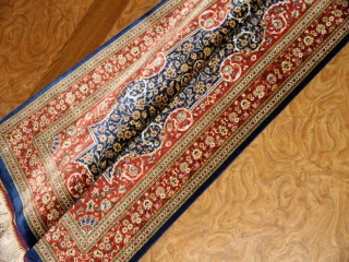 とっても綺麗なネイビーブルー色のシルク玄関マットペルシャ56071