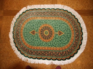 楕円形シルク手織りペルシャ絨毯、とても綺麗なグリーン色440160