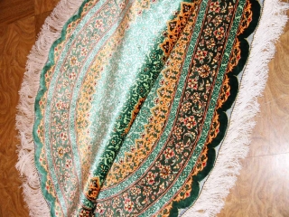 楕円形シルク手織りペルシャ絨毯、とても綺麗なグリーン色440160