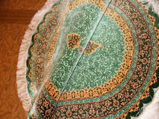 楕円形シルク手織りペルシャ絨毯、とても綺麗なグリーン色440160