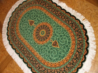 楕円形シルク手織りペルシャ絨毯、とても綺麗なグリーン色440160