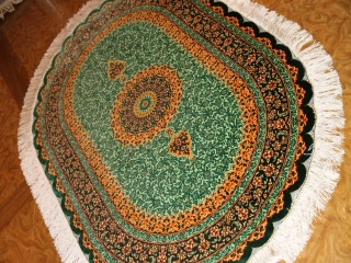 楕円形シルク手織りペルシャ絨毯、とても綺麗なグリーン色440160