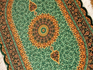 楕円形シルク手織りペルシャ絨毯、とても綺麗なグリーン色440160