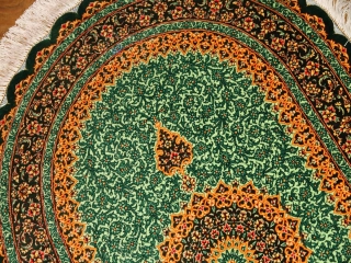 楕円形シルク手織りペルシャ絨毯、とても綺麗なグリーン色440160