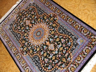 クムシルク手織りペルシャ絨毯素敵な紺色玄関マット75142