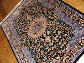 クムシルク手織りペルシャ絨毯素敵な紺色玄関マット75142