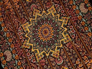 楕円形シルク手織りペルシャ絨毯、クム産モハラマトデザイン60031