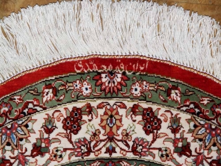 楕円形手織りペルシャ絨毯、クムシルクメダリオン60034