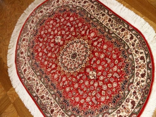 楕円形手織りペルシャ絨毯、クムシルクメダリオン60034