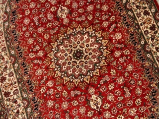 楕円形手織りペルシャ絨毯、クムシルクメダリオン60034