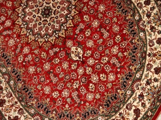 楕円形手織りペルシャ絨毯、クムシルクメダリオン60034