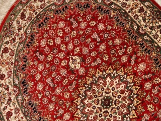 楕円形手織りペルシャ絨毯、クムシルクメダリオン60034