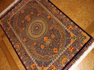 最高級手織りセンターラグ、クムシルクのペルシャ絨毯60022