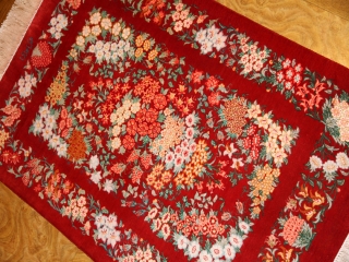 赤い花の絨毯手織りクムペルシャ50025