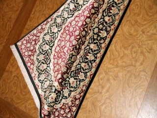 伝統的なペルシャ絨毯の模様クムシルク56076