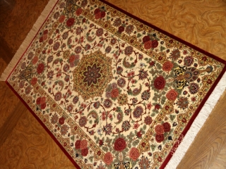 赤いバラの花じゅうたんペルシャシルクの玄関サイズ56086