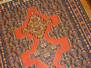 高級ペルシャキリムのセネ産地センターラグ84000