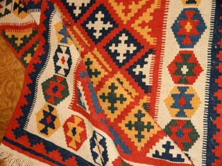 手織りシラズキリムのセンターラグウール65000