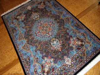 手織りペルシャ絨毯クムシルク、最高級品質素敵なブルー60010