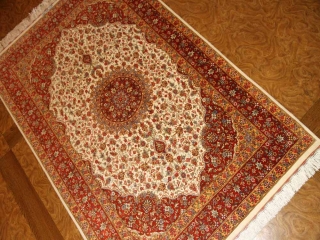 イラン製ペルシャ絨毯クムシルクのセンターラグ60026