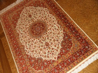 イラン製ペルシャ絨毯クムシルクのセンターラグ60026