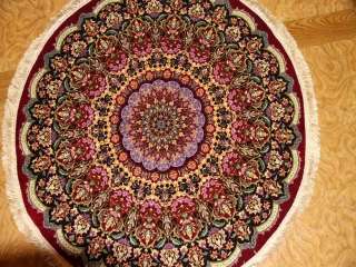 丸いシルクの手織りペルシャ絨毯クム赤い色34647