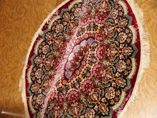 丸いシルクの手織りペルシャ絨毯クム赤い色34647