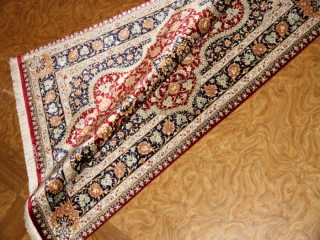代表的なペルシャ絨毯の模様と色合いクムシルク56085
