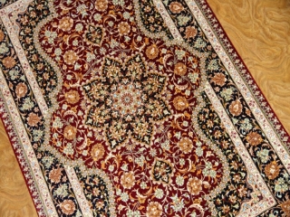 代表的なペルシャ絨毯の模様と色合いクムシルク56085