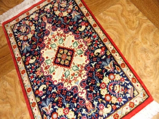小さいクムシルクの手織りペルシャ絨毯45487