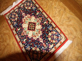小さいクムシルクの手織りペルシャ絨毯45487