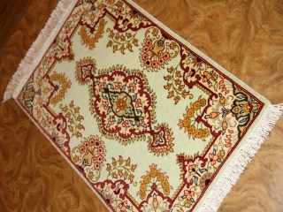 ミニペルシャ絨毯シルククム手織り21063