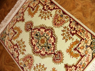 ミニペルシャ絨毯シルククム手織り21063