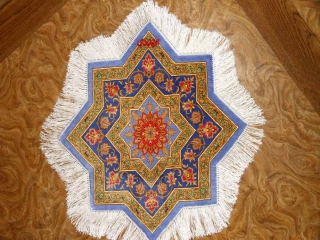 変わってるペルシャ絨毯の形星形、クムシルク57005